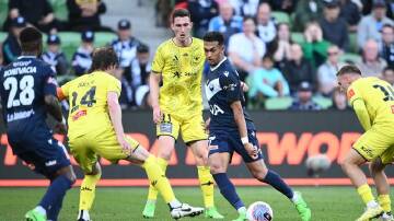 Finely poised: Melbourne Victory and Wellington Phoenix battled out a goalless draw at AAMI Park. (Joel Carrett/AAP PHOTOS)