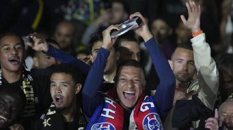 Kylian Mbappe (c) celebrates PSG's French league title before home fans at the Parc des Princes. (AP PHOTO)