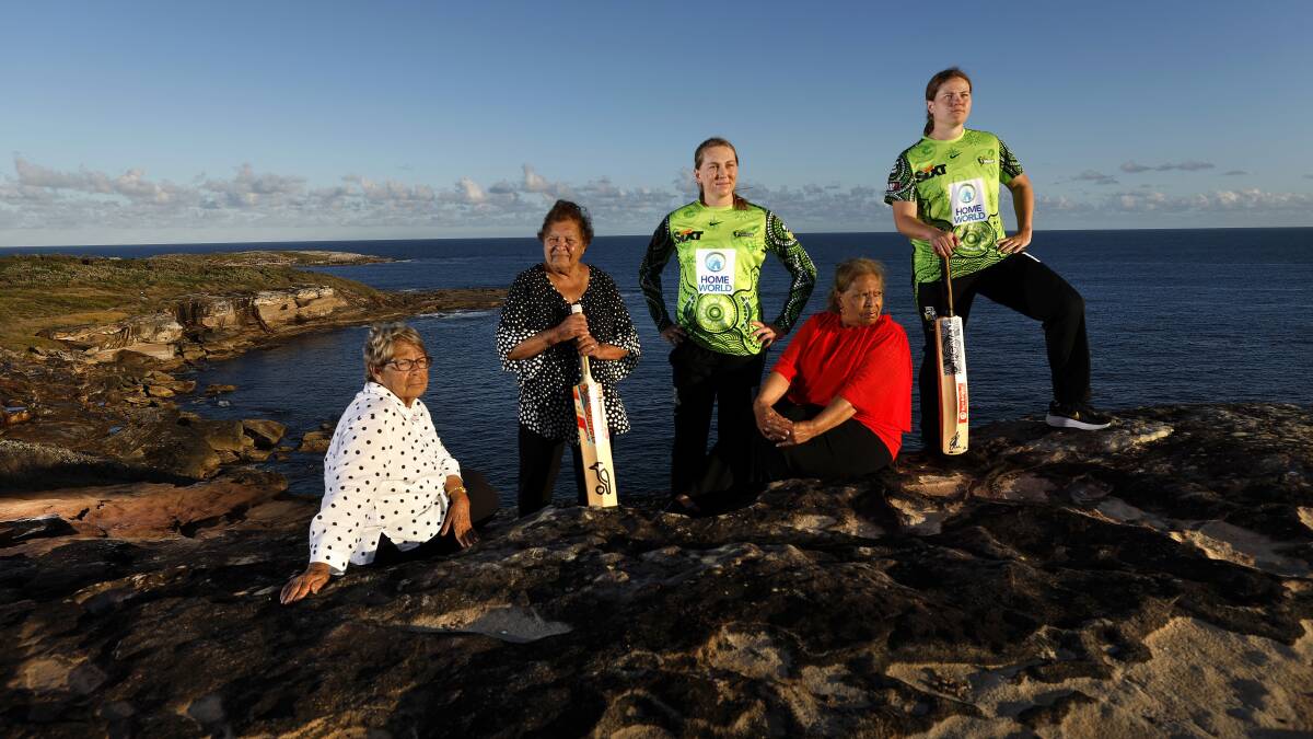 Sydney Thunder players Anika Learoyd and Hannah Darlington with Aboriginal elders. Picture by Phil Hillyard