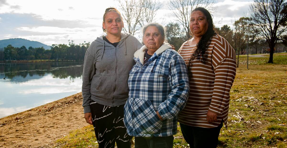 Nathan Booth's mother Rayleen, centre, with sisters Melanie, left, and Deanne Booth in in 2020. Picture by Elesa Kurtz