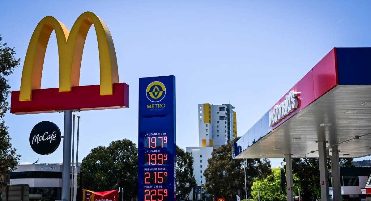 A new Metro Petroleum service station has also opened on the Maccas site in Phillip. Picture by Karleen Minney 
