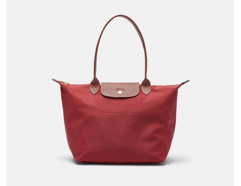 AI reckons women in Civic will go for the Longchamp Le Pilage tote.