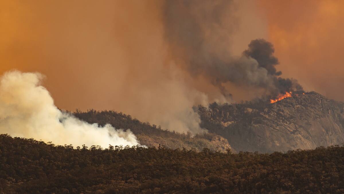 Canberra's Orroral Valley bushfire in 2020. Picture by Sitthixay Ditthavong 