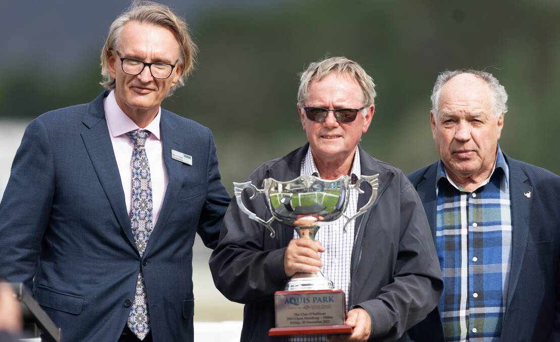 Norm Gardner (centre) with the trophy after winning the first edition of the Clan O'Sullivan. Picture by Sitthixay Ditthavong