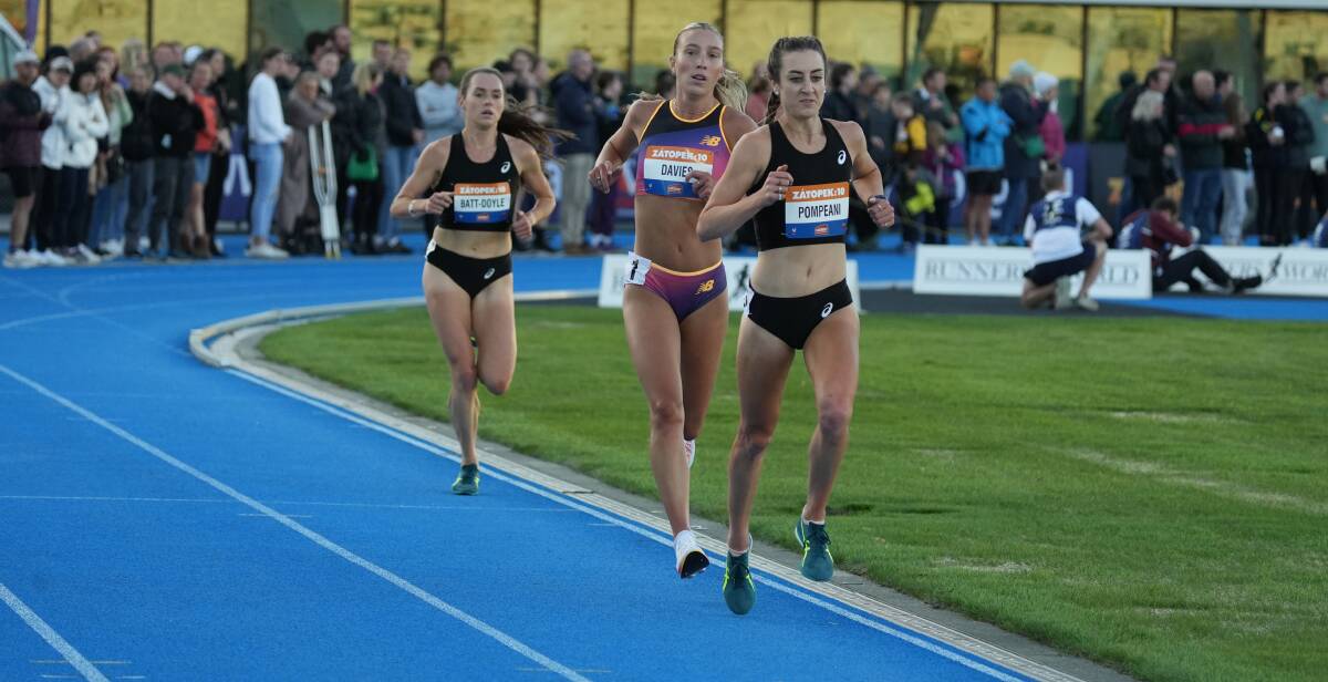 Leanne Pompeani leads her rivals around the track in Thursday's race in Melbourne. Picture Athletics Australia
