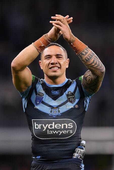 Blues back-rower Tyson Frizell thanks the crowd after the Blues' win. Picture: AAP