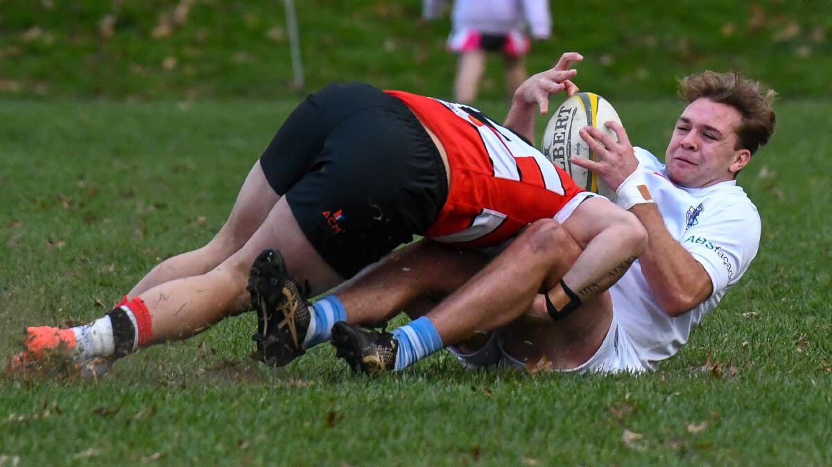 Vikings' Samuel Thomas tackles the Whites' Jackson Stuart. Picture by Sitthixay Ditthavong