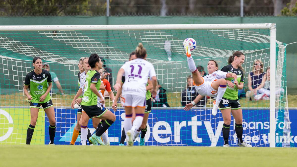 Glory's Sofia Sakalis attempts a bicycle kick under pressure from Grace Maher. Picture by Sitthixay Ditthavong