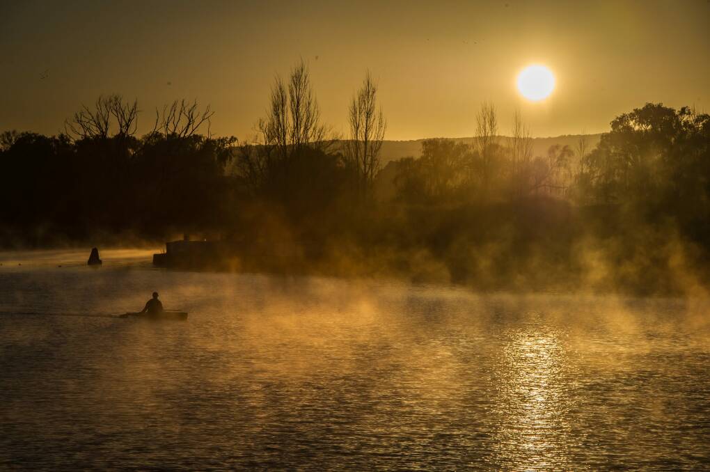 Moisture rising from Lake Burley Griffin. Photo: Karleen Minney