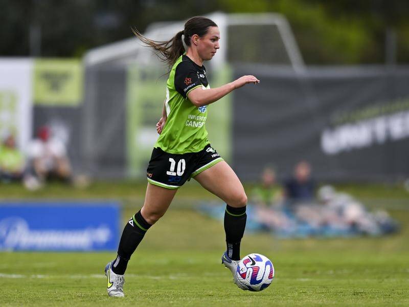 Grace Maher scored a stunning goal for Canberra United in a 2-0 win over Adelaide. (Lukas Coch/AAP PHOTOS)