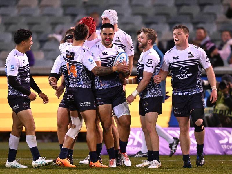 The Brumbies are in the hunt to top the Super Rugby Pacific table. (Lukas Coch/AAP PHOTOS)