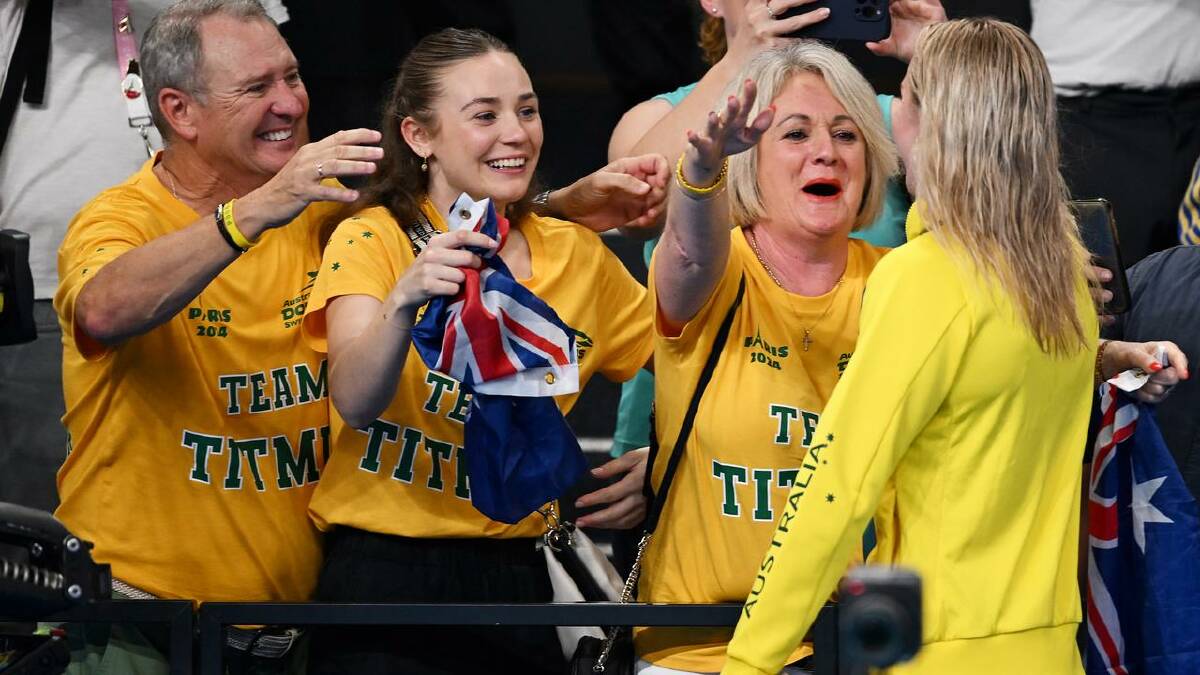 Australia swimmer Ariarne Titmus reacts with parents Steve and Robyn after winning gold. (Dave Hunt/AAP PHOTOS)