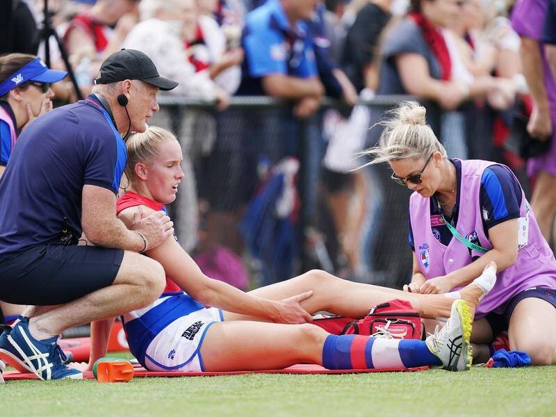 A study has followed more than 400 women footballers through a season to monitor injuries. (Michael Dodge/AAP PHOTOS)