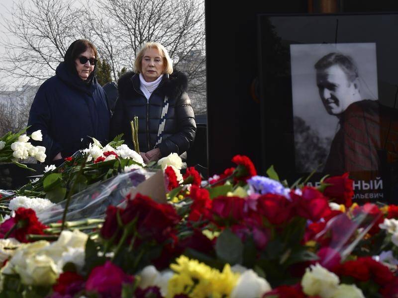 Lyudmila Navalnaya (l) and Alla Abrosimova visit the grave of Alexei Navalny in Moscow. (AP PHOTO)