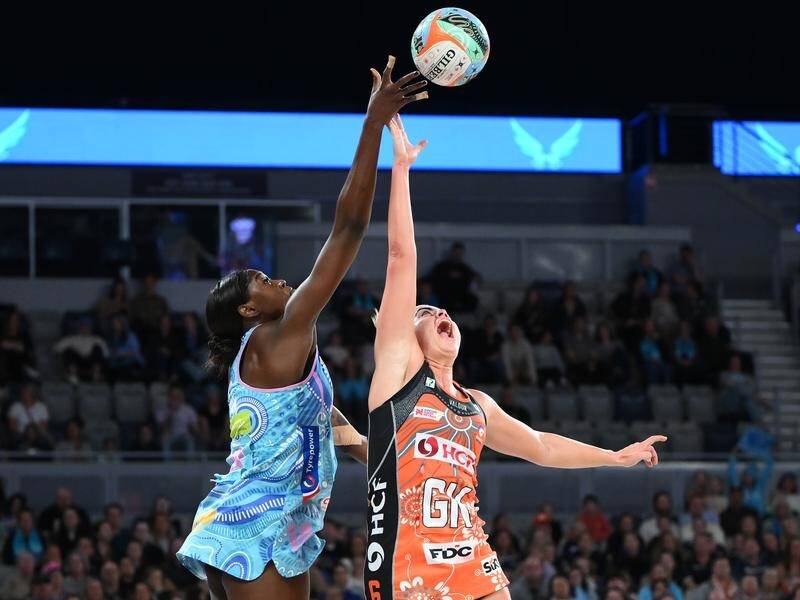 Shimona Jok (l) gave a strong display for the Mavericks, but Matilda McDonell's (r) Giants won out. (Joel Carrett/AAP PHOTOS)