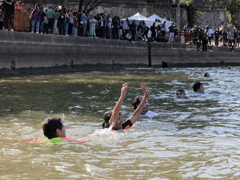 Paris mayor Anne Hidalgo (C) swims in the Seine to demonstrate that the river is free of pollution. Photo: EPA PHOTO