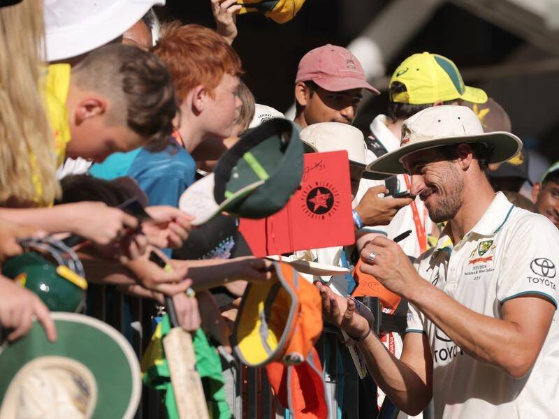 Mitchell Starc signs autographs after Australia won the first Test against Pakistan in Perth. (Richard Wainwright/AAP PHOTOS)
