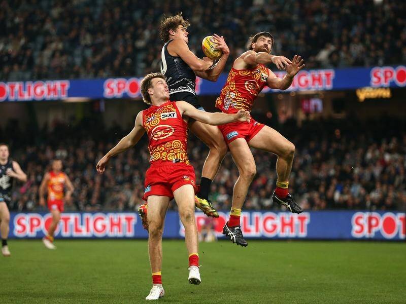 Charlie Curnow, who kicked four goals in Carlton's 29-point win, takes a mark against Gold Coast. (Rob Prezioso/AAP PHOTOS)