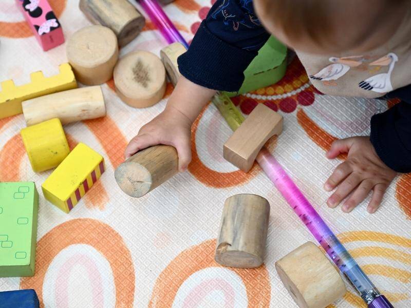 People experiencing disadvantage should be entitled to more childcare support, a report argues. (Bianca De Marchi/AAP PHOTOS)