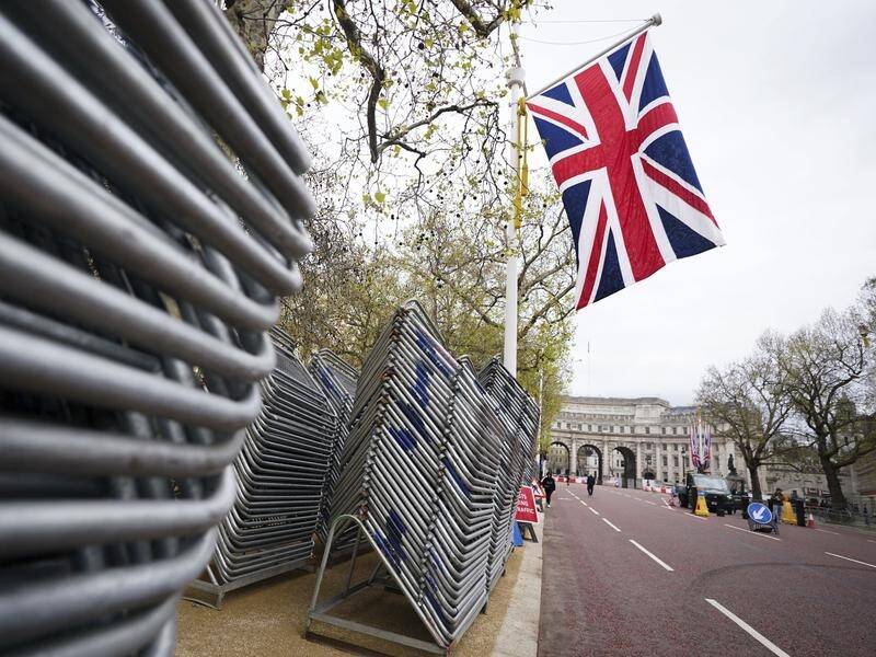 Police say they have detained a man who threw something in the grounds of Buckingham Palace. (AP PHOTO)