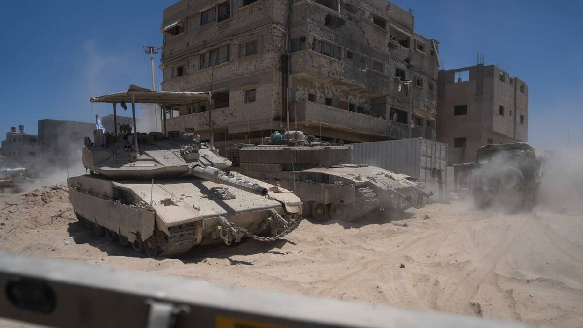 Israeli tanks have pushed into three towns to the east of Khan Younis in southern Gaza. (EPA PHOTO)