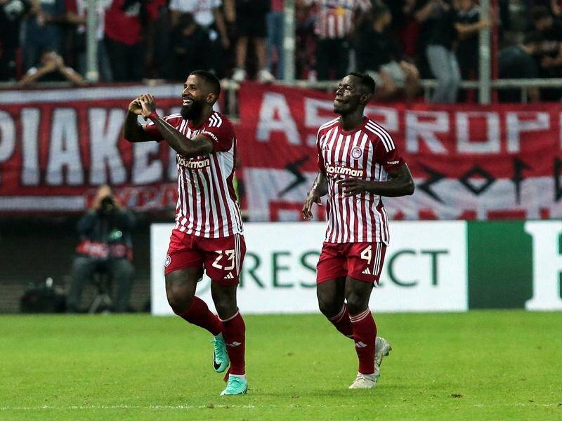 Olympiacos's Rodinei (l) celebrates his goal in their Europa League win over West Ham. (EPA PHOTO)