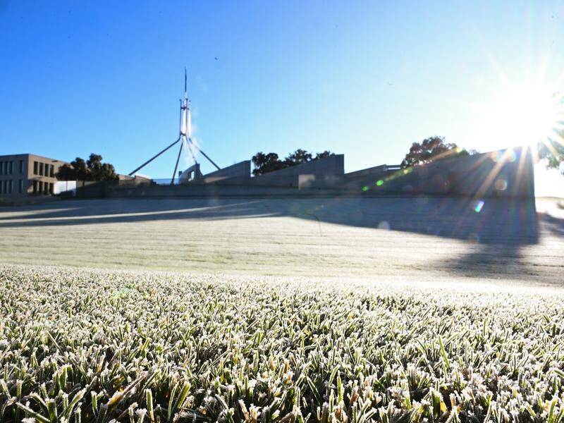 Parliament has asked the Climate Change Authority for an economy-wide report on achieving net zero. (Lukas Coch/AAP PHOTOS)
