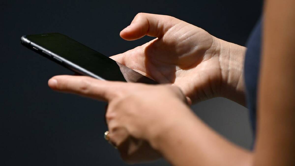 Customers can text a number to check if their phone will work with 4G. (Joel Carrett/AAP PHOTOS)