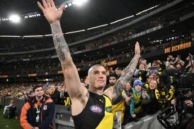 Dustin Martin salutes the vast, adoring MCG crowd after his 300th game. (Joel Carrett/AAP PHOTOS)