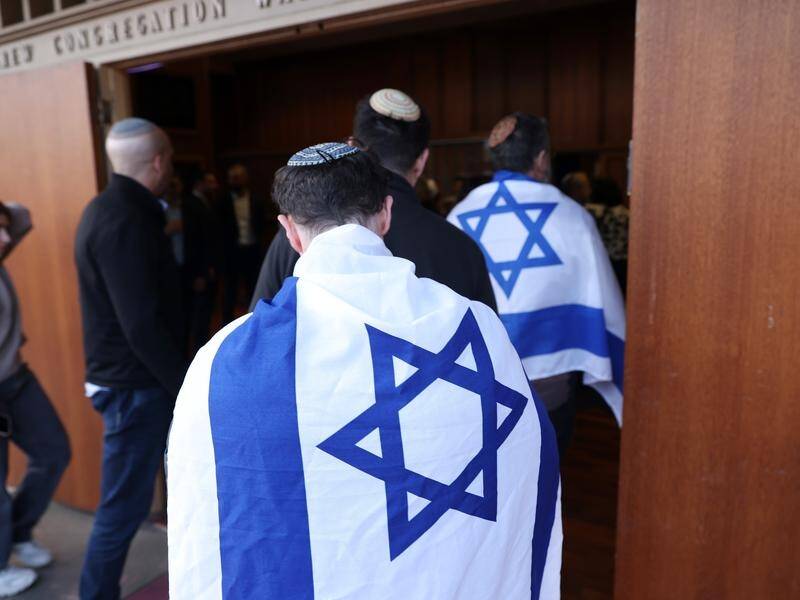 Security has been tightened for a pro-Israel vigil in Sydney on Wednesday. (Con Chronis/AAP PHOTOS)