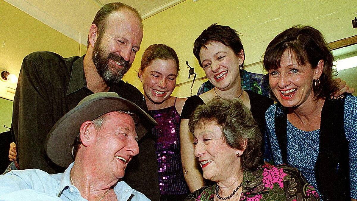 Slim Dusty with son David, his granddaughters, daughter Anne Kirkpatrick and wife Joy in 2002. (Peter Lorimer/AAP PHOTOS)