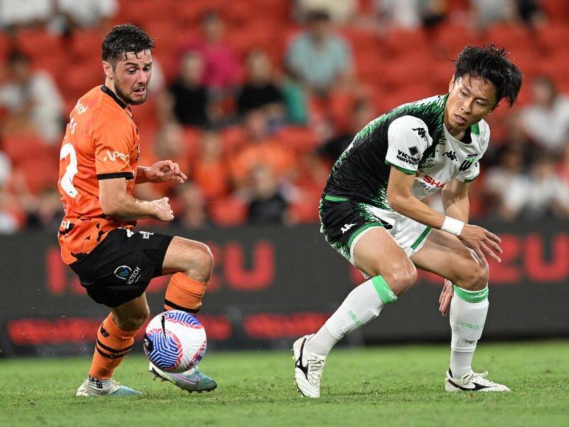 Marco Rojas (L) in action for the Roar against Western United in their A-League Men clash. (Darren England/AAP PHOTOS)