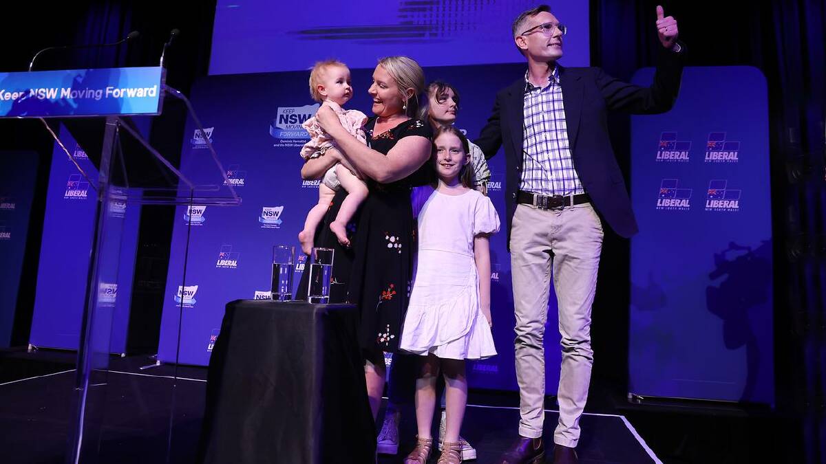 Dominic Perrottet with family during a campaign rally for the 2023 state election. (Jane Dempster/AAP PHOTOS)