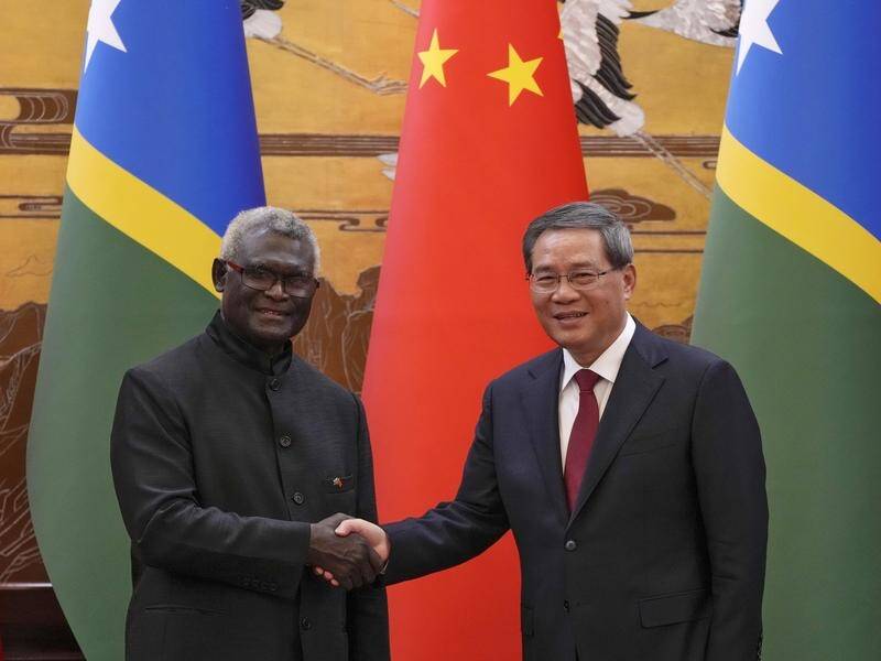 Solomon Islands Prime Minister Manasseh Sogavare (L) met Chinese Premier Li Qiang during his visit. (EPA PHOTO)