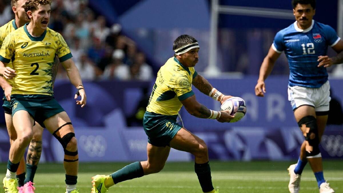 Maurice Longbottom  looks to pass the ball during Australia's Pool B match with Samoa in Paris. (Dan Himbrechts/AAP PHOTOS)