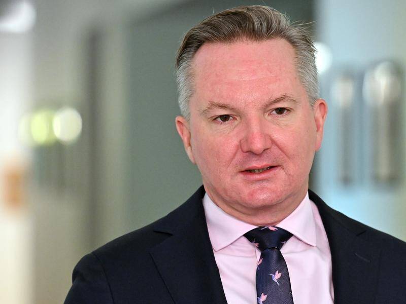 Chris Bowen has released industry findings on how big polluters can achieve net zero emissions. (Mick Tsikas/AAP PHOTOS)