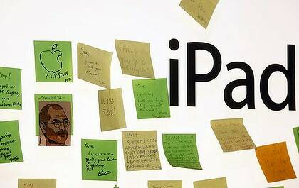 Fans leaves condolence notes to pay tribute to Apple founder  Steve Jobs at an Apple store in Hong Kong.