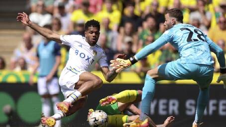 Leeds' Crysencio Summerville battles with Norwich goalie Angus Gunn in their playoff clash. (AP PHOTO)