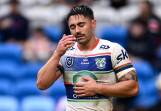 Shaun Johnson of the Warriors comes off with an injury against the Sydney Roosters. (Steven Markham/AAP PHOTOS)